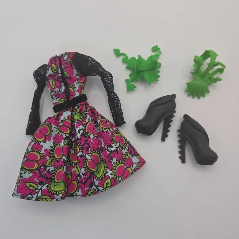 Monster High Venus McFlytrap Gloom & Bloom Dress, Shoes & Hair Clips